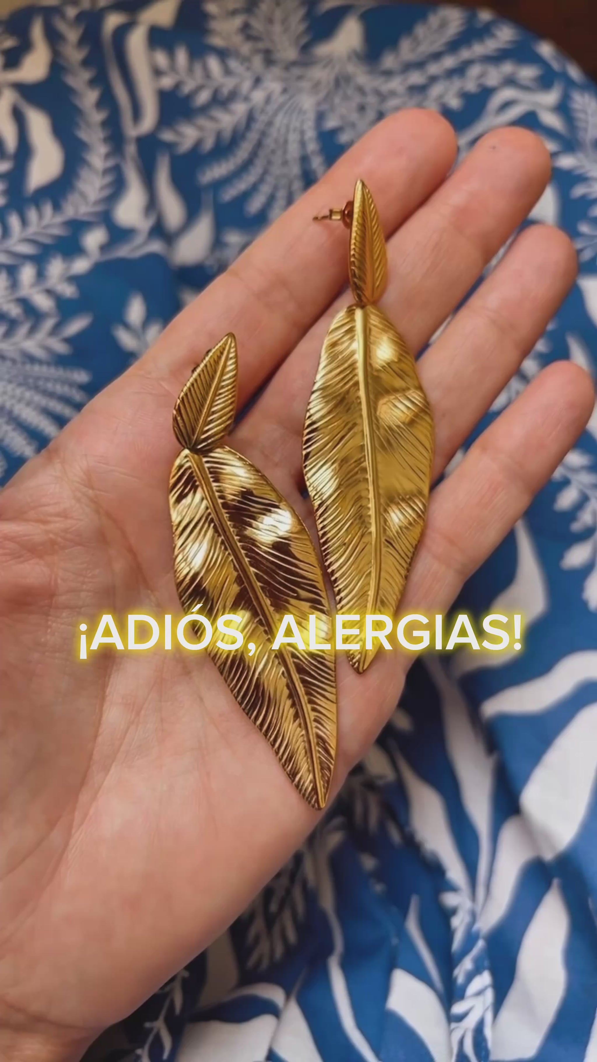 pendientes dorados largos de hoja para invitada a boda o fiesta de primavera. son de acero resistente al agua e hipoalergénico. Gold plated stainless steel long leaf earrings