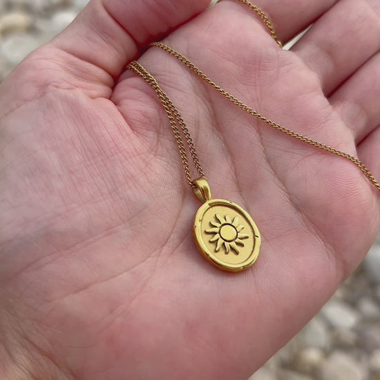 gargantilla de cadena larga con medalla del sol y la luna. Es de acero hipoalergénico bañado en oro y resistente al agua. Gold plated stainless steel waterproof sun and moon pendant necklace for layering