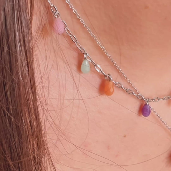 gargantilla fina de eslabones para primavera o verano con piedras mineral natural calcedonia azul, rosa, verde, naranja y amatista morada. es hipoalergénica y resistente al agua. Ideal para regalar. 