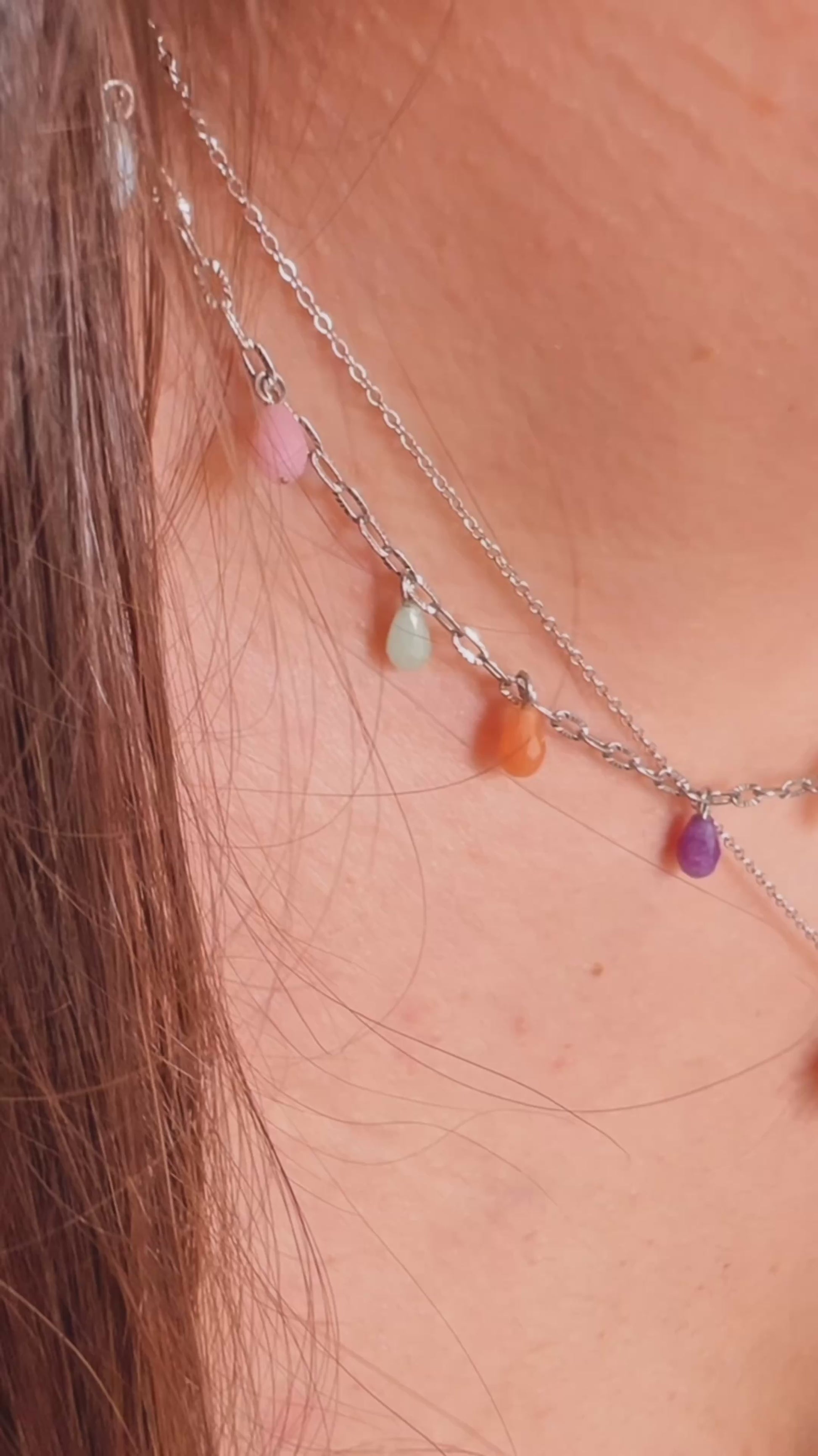 gargantilla fina de eslabones para primavera o verano con piedras mineral natural calcedonia azul, rosa, verde, naranja y amatista morada. es hipoalergénica y resistente al agua. Ideal para regalar. 