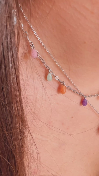 gargantilla fina de eslabones para primavera o verano con piedras mineral natural calcedonia azul, rosa, verde, naranja y amatista morada. es hipoalergénica y resistente al agua. Ideal para regalar. 