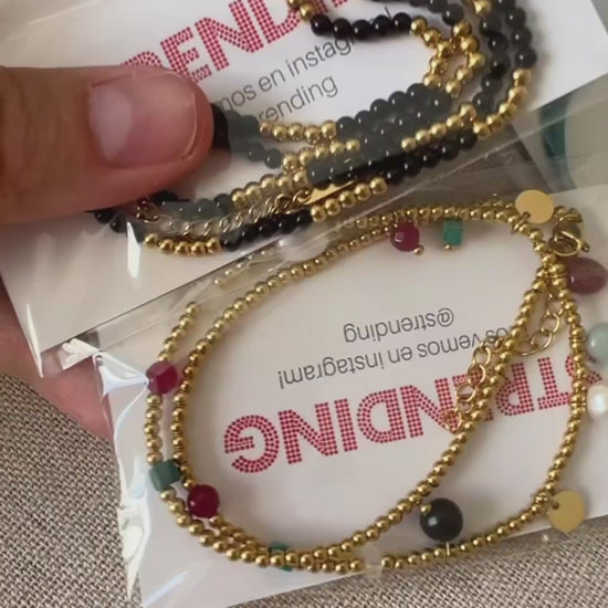 gargantilla de acero hipoalergenico y resistente al agua para bañarse en la piscina o en el mar. Tienes franjas de color negro y dorado. Perfecta para verano, otoño, invierno y primavera