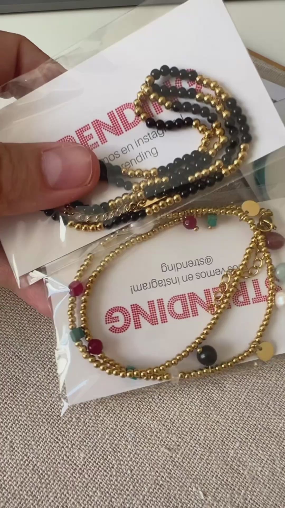 gargantilla de acero hipoalergenico y resistente al agua para bañarse en la piscina o en el mar. Tienes franjas de color negro y dorado. Perfecta para verano, otoño, invierno y primavera