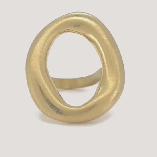 anillo ajustable,grande, dorado y resistente al agua ideal para  completar look de nvitada a bodas, bautizos y comuniones. está confeccionado en acero hipoalergénico y es la idea de regalo perfecto para el día de la madre o amigo invisible. Gold plated stainless steel adjustable waterproof ring