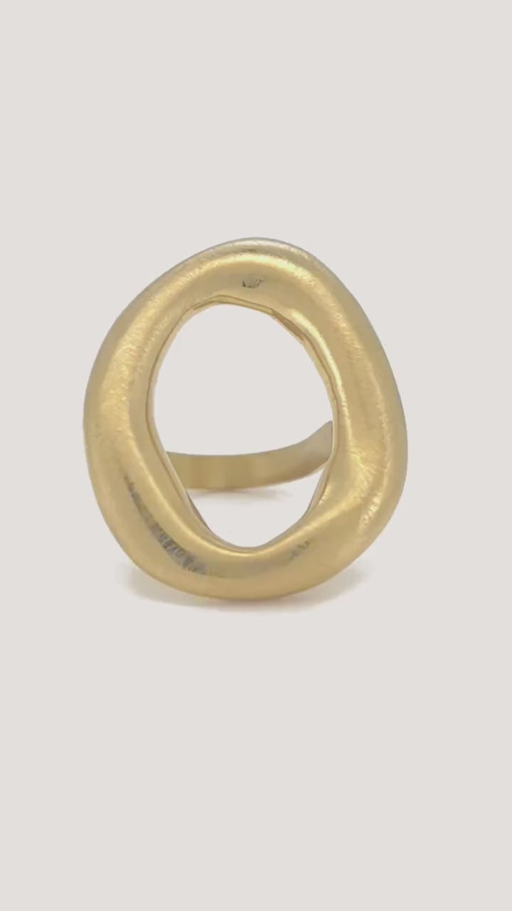 anillo ajustable,grande, dorado y resistente al agua ideal para  completar look de nvitada a bodas, bautizos y comuniones. está confeccionado en acero hipoalergénico y es la idea de regalo perfecto para el día de la madre o amigo invisible. Gold plated stainless steel adjustable waterproof ring