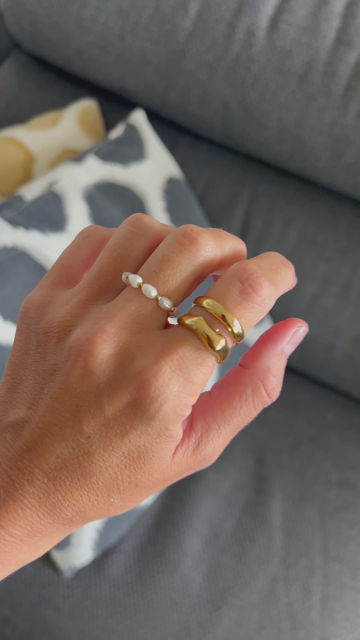 anillo boho ajustable,grande, dorado y resistente al agua ideal para  completar look de Invitada a bodas, bautizos y comuniones. está confeccionado en acero hipoalergénico y es la idea de regalo perfecto para el día de la madre o amigo invisible. Gold plated stainless steel adjustable waterproof ring