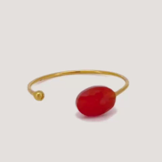 anillo ajustable de acero inoxidable dorado con piedra natural: rodocrosita, amatista, ágata roja, amazonita o piedra africana. Son talla única. Ideales como regalo a adolescentes. 