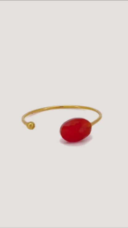 anillo ajustable de acero inoxidable dorado con piedra natural: rodocrosita, amatista, ágata roja, amazonita o piedra africana. Son talla única. Ideales como regalo a adolescentes. 