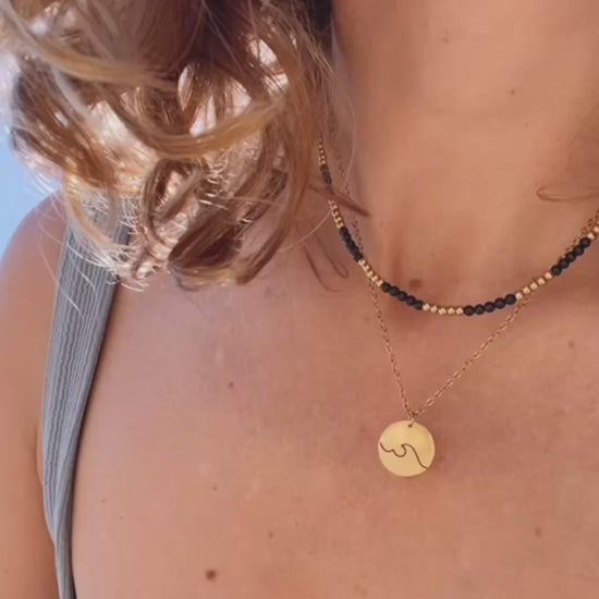 Gargantilla de verano con medalla de ola para surferos. Es de acero hipoalergénico dorado resistente al agua. Gold plated stainless steel wave pendant surf necklace