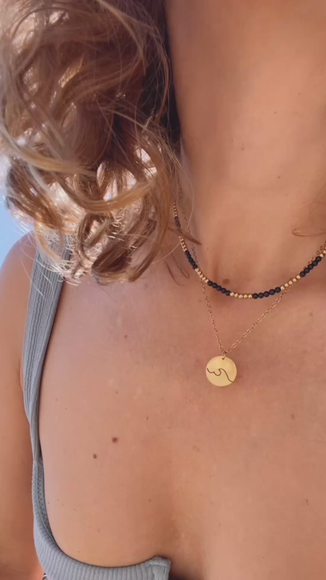 Gargantilla de verano con medalla de ola para surferos. Es de acero hipoalergénico dorado resistente al agua. Gold plated stainless steel wave pendant surf necklace