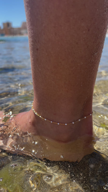 tobillera waterproof o resistente al agua confeccionada en acero con baño de oro de 3 micras. Tiene bolitas de enamel color blanco y el cierre es ajustable. golden stainless steel white bead anklet chain