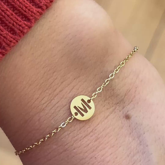 Pulsera con la letra o inicial de tu nombre dorada o plateada. Es el regalo perfecto para una madres e hijos.  Es de acero quirúrgico, hipoalergénico y resistente al agua 