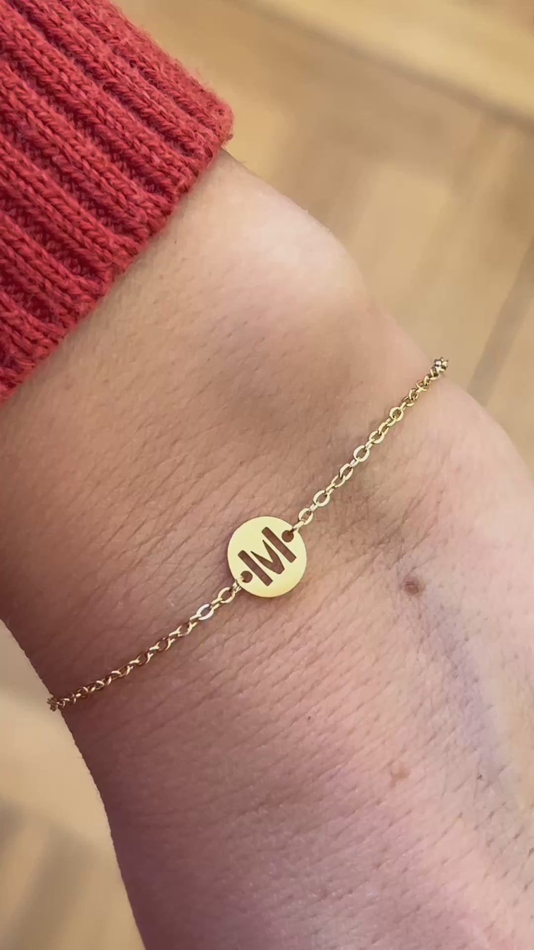 Pulsera con la letra o inicial de tu nombre dorada o plateada. Es el regalo perfecto para una madres e hijos.  Es de acero quirúrgico, hipoalergénico y resistente al agua 