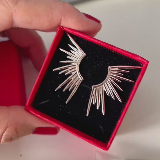 Pendientes grandes de invitada con forma de alas y puntas. confeccionados en plata de ley y baño de oro 18 kilates. Gold plated sterling silver big spike wing earrings