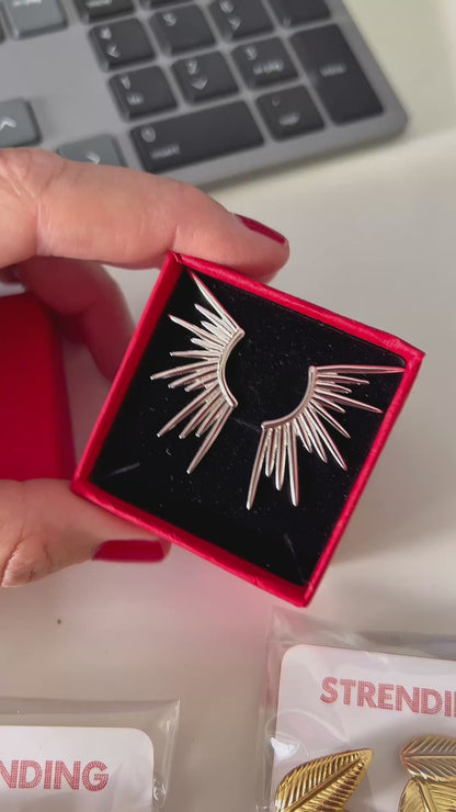 Pendientes grandes de invitada con forma de alas y puntas. confeccionados en plata de ley y baño de oro 18 kilates. Gold plated sterling silver big spike wing earrings