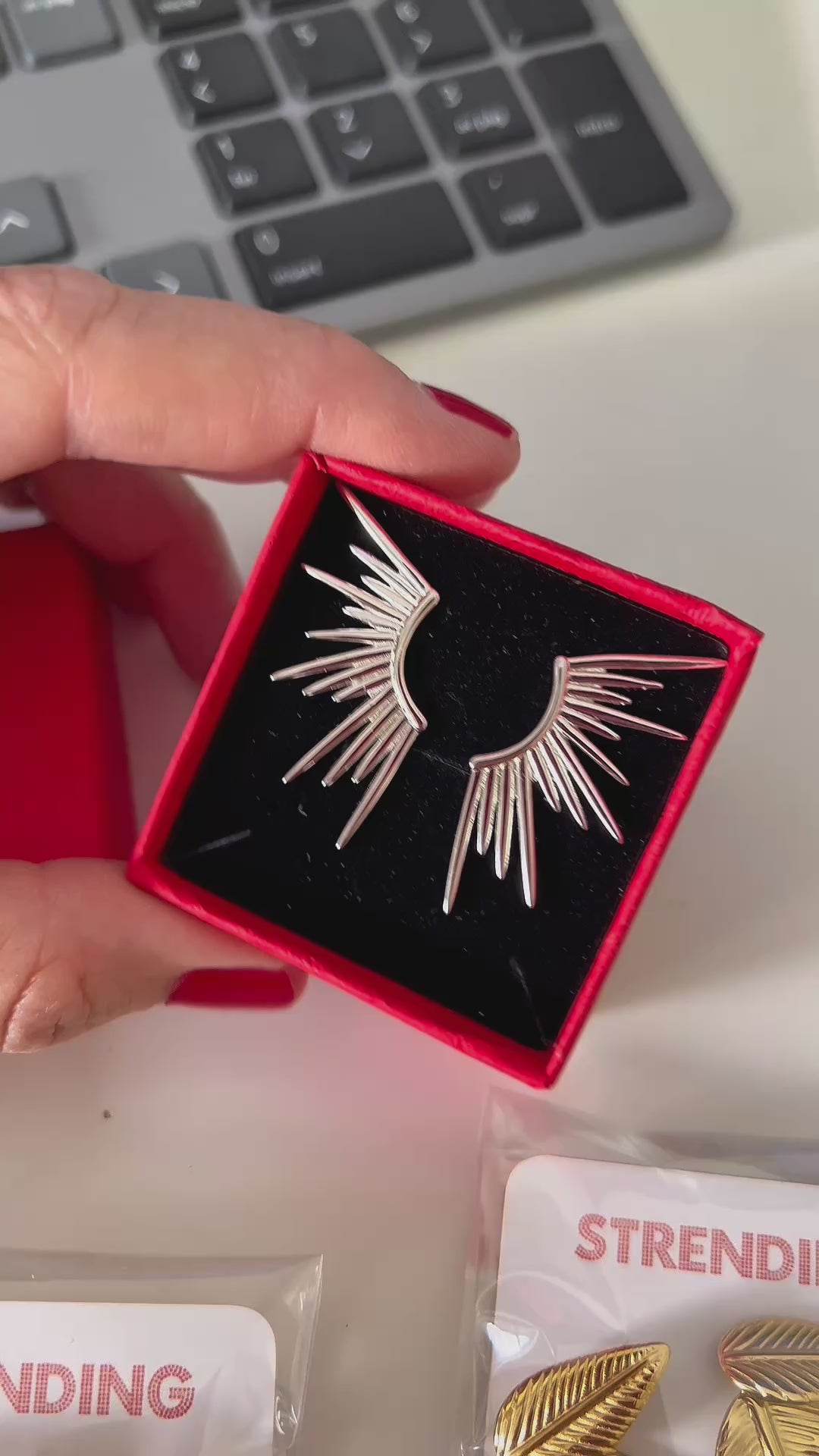 Pendientes grandes de invitada con forma de alas y puntas. confeccionados en plata de ley y baño de oro 18 kilates. Gold plated sterling silver big spike wing earrings