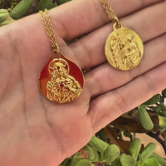 collar escapulario del sagrado corazón de jesús y la virgen del carmen. Es de acero hipoalergénico resistente al agua. acabado dorado waterproof