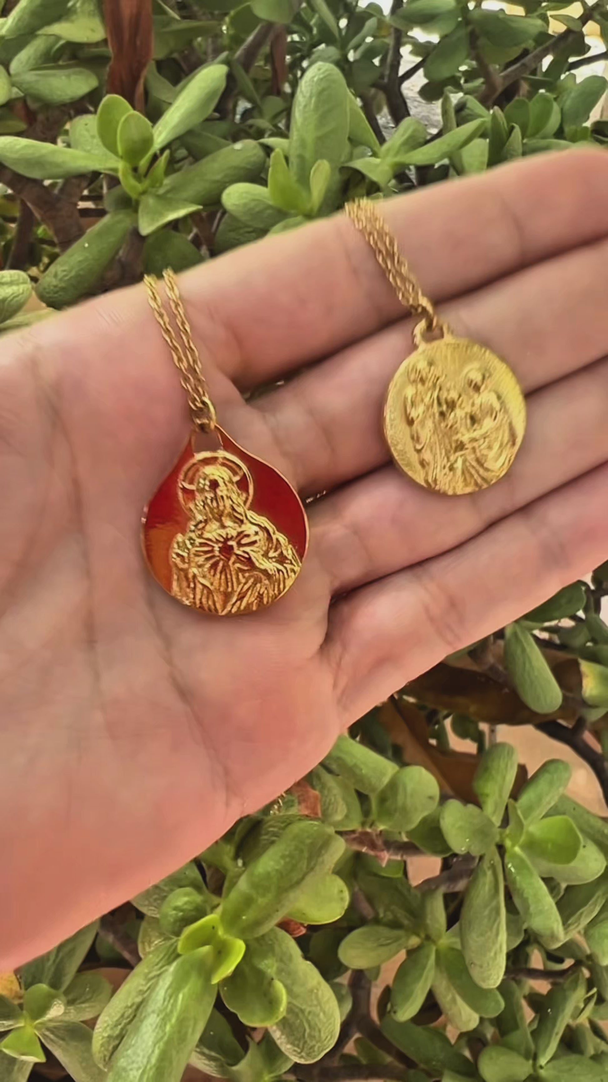 collar escapulario del sagrado corazón de jesús y la virgen del carmen. Es de acero hipoalergénico resistente al agua. acabado dorado waterproof