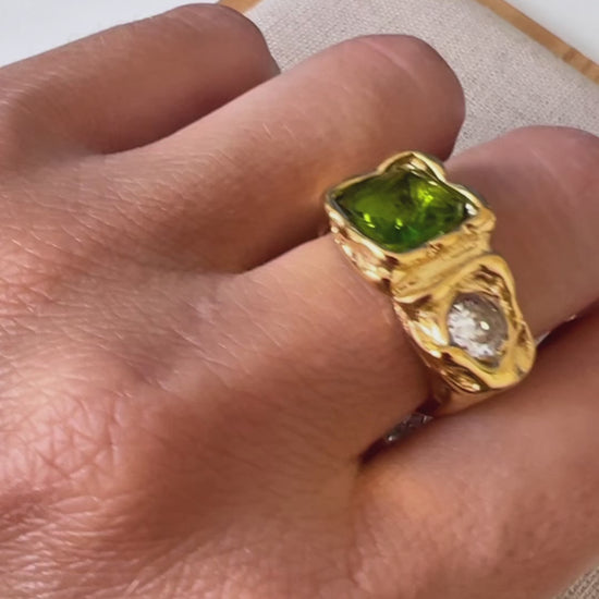 anillo dorado o plateado grueso martillado con piedra verde y blanca. está confeccionado en acero hipoalergénico con baño de oro resistente al agua Gold plated stainless steel waterproof chunky ring