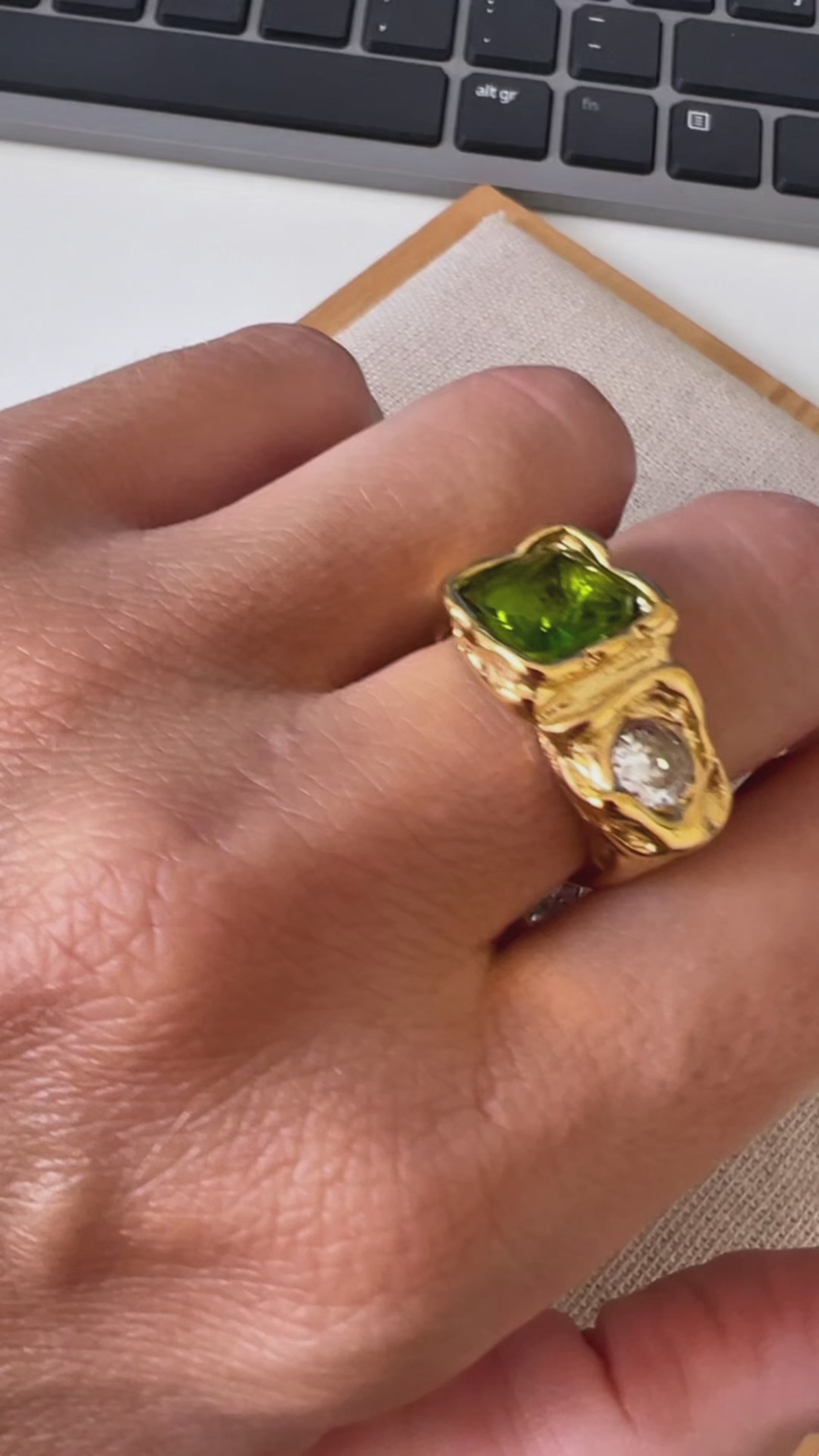 anillo dorado o plateado grueso martillado con piedra verde y blanca. está confeccionado en acero hipoalergénico con baño de oro resistente al agua Gold plated stainless steel waterproof chunky ring