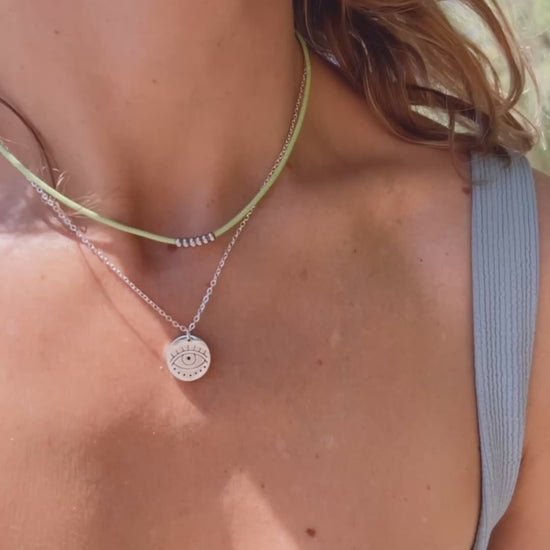 Gargantilla de verano con medalla del ojo turco o de horus. Es un amuleto de acero hipoalergénico dorado resistente al agua. Gold plated stainless steel evil eye pendant necklace