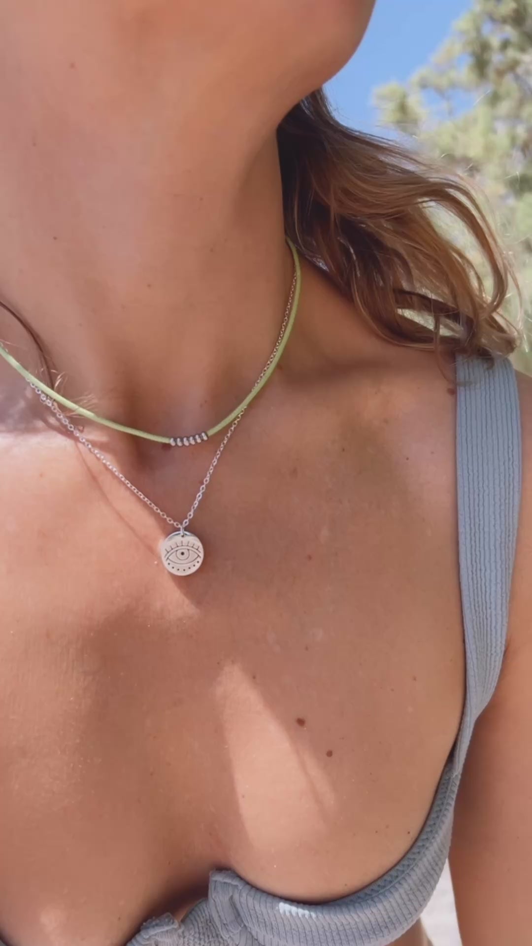 Gargantilla de verano con medalla del ojo turco o de horus. Es un amuleto de acero hipoalergénico dorado resistente al agua. Gold plated stainless steel evil eye pendant necklace