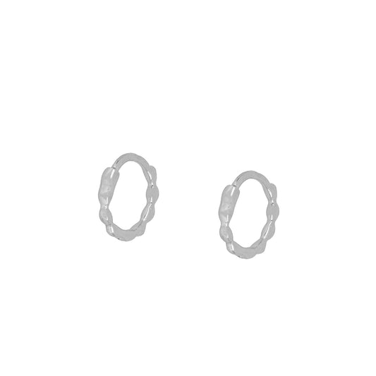 PEndiente de aro pequeño muy fino para niñas o para piercing con cierre fácil. Confeccionado en plata de ley 925 rodiada con baño de oro 18 kilates. Es Hipoalergénico o anti alergia. Hypoallergenic gold plated sterling silver twisted tiny small hoop earrings for helix piercing or for little girls
