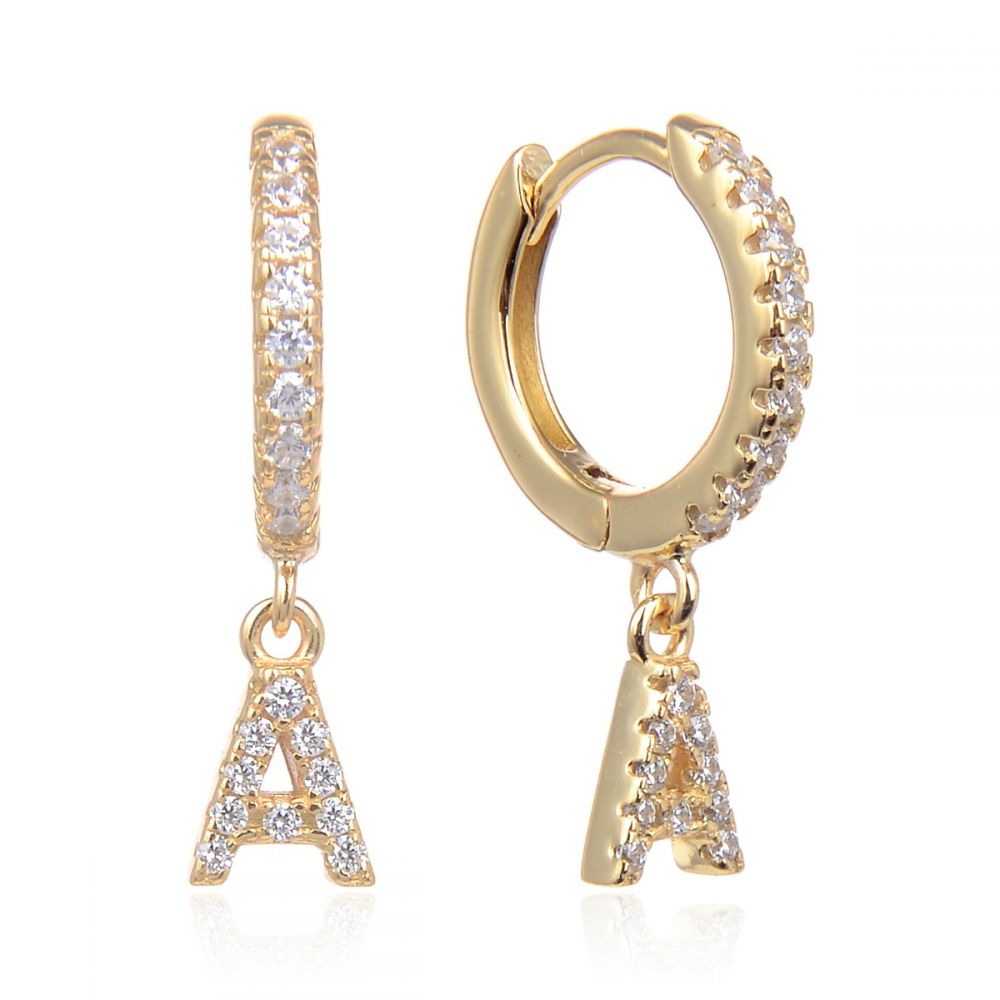 pendientes de aro con letra inicial para piercing que están confeccionados en plata de ley con baño de oro 18 kilates. gold plated silver initial letter hoop earrings for piercing.