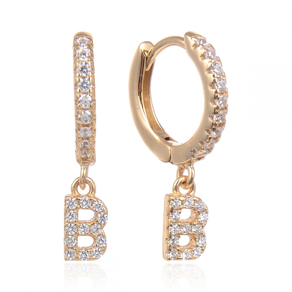 pendientes de aro con letra inicial para piercing que están confeccionados en plata de ley con baño de oro 18 kilates. gold plated silver initial letter hoop earrings for piercing.