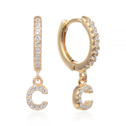 pendientes de aro con letra inicial para piercing que están confeccionados en plata de ley con baño de oro 18 kilates. gold plated silver initial letter hoop earrings for piercing.