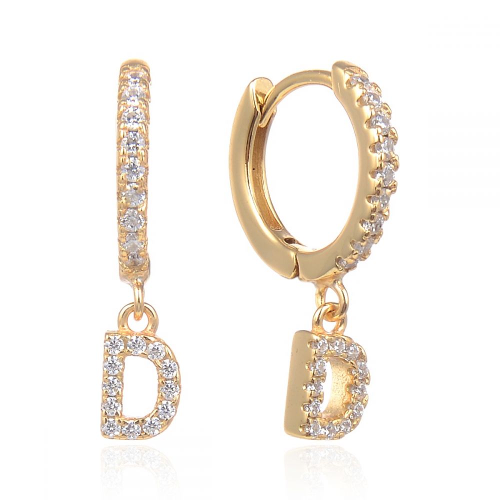 pendientes de aro con letra inicial para piercing que están confeccionados en plata de ley con baño de oro 18 kilates. gold plated silver initial letter hoop earrings for piercing.