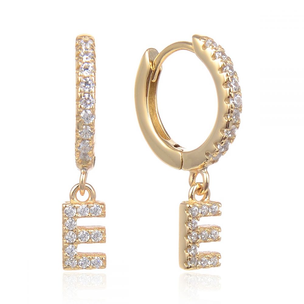 pendientes de aro con letra inicial para piercing que están confeccionados en plata de ley con baño de oro 18 kilates. gold plated silver initial letter hoop earrings for piercing.