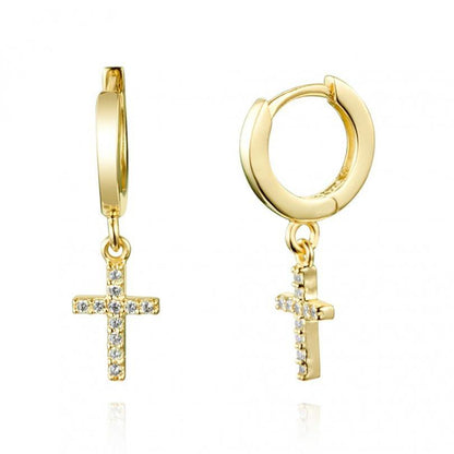 aros pequeños con colgante o charm en forma de cruz con circonitas y confeccionados en plata de ley y baño de oro 18 kilates