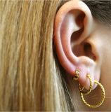 aros medianos de piercing irregular confeccionados en plata de ley con baño de oro 18 kilates. gold plated silver IRREGULAR hoop earrings for piercing