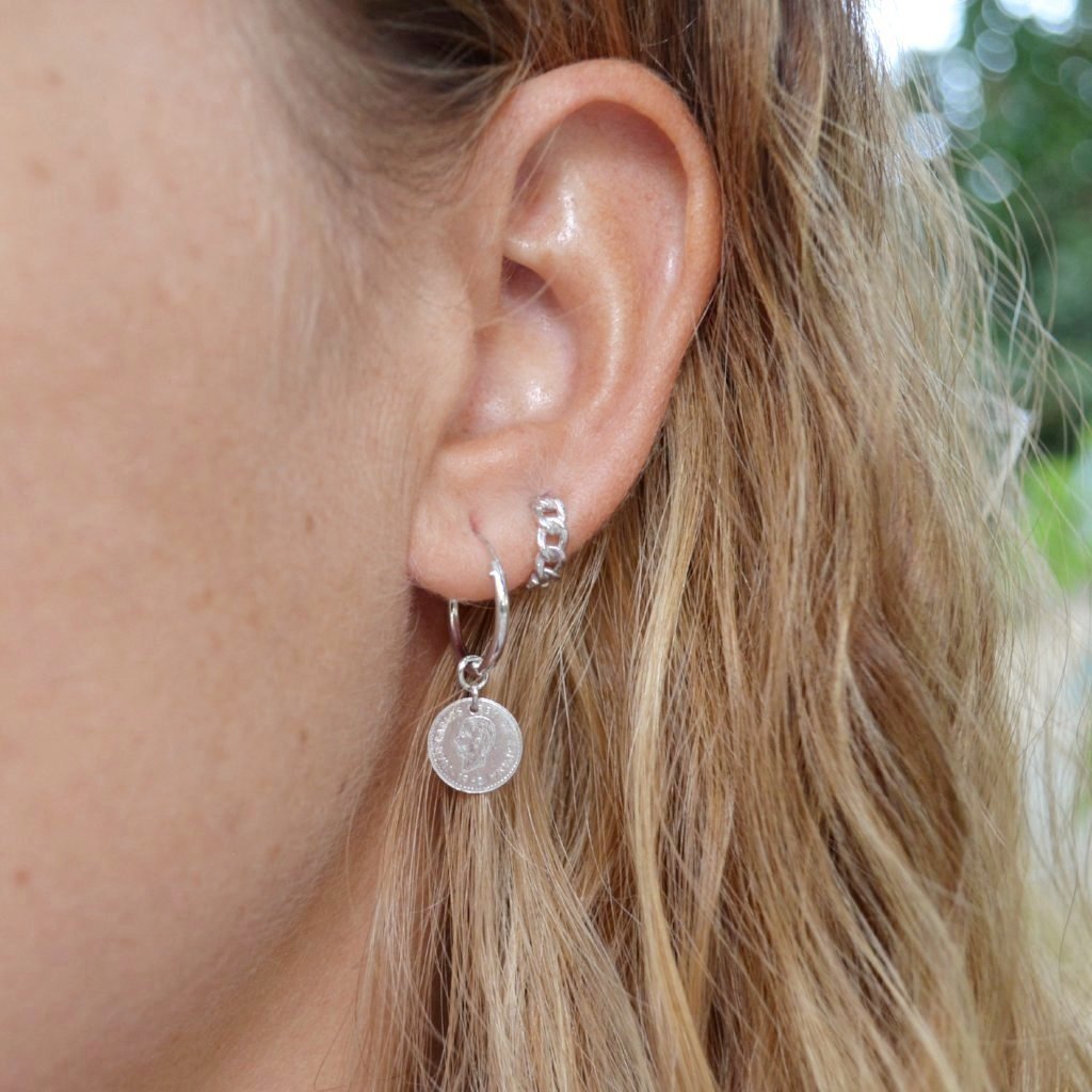 Pequeños pendientes de aro huggy con eslabones confeccionados en plata de ley 925