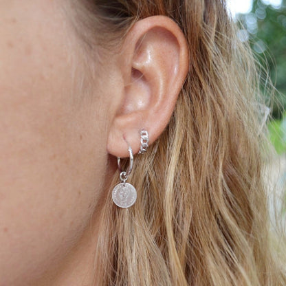 Pequeños pendientes de aro huggy con eslabones confeccionados en plata de ley 925