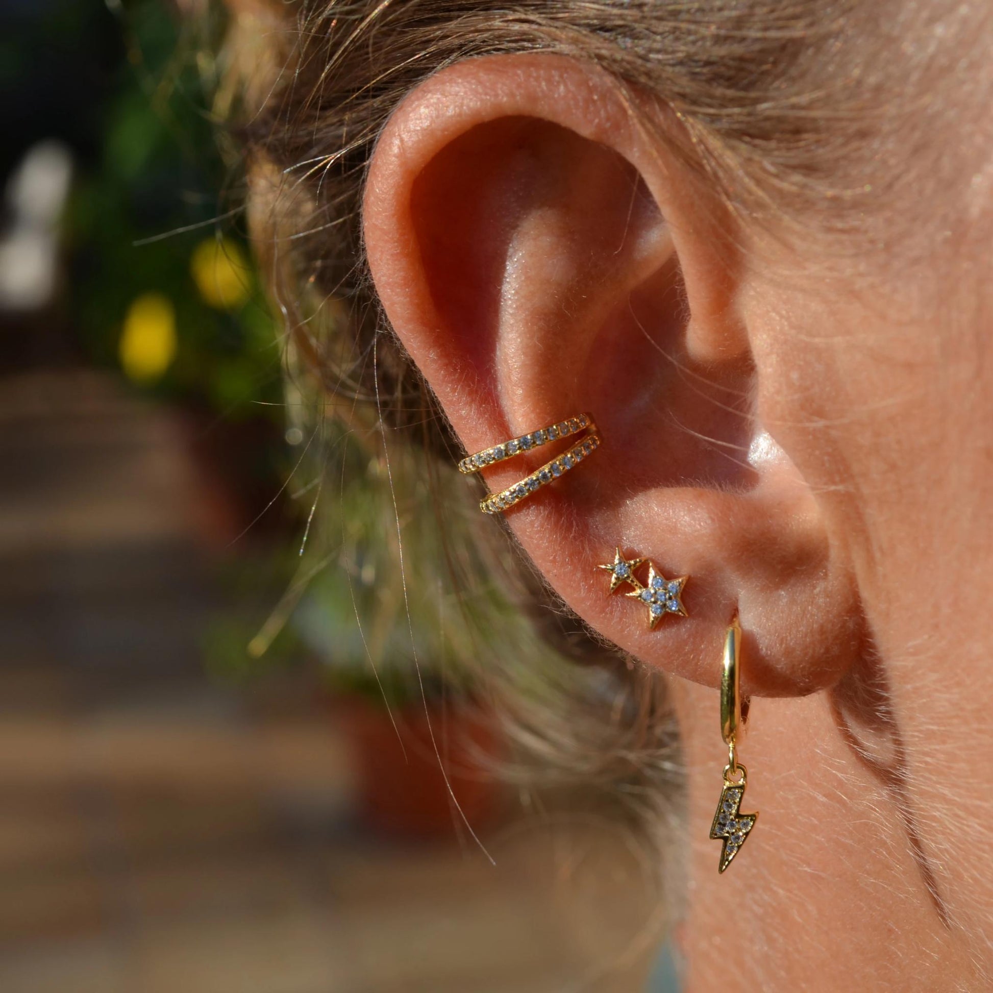 ear cuff de doble aro confeccionado en plata de ley 925 con baño de oro 18 kilates y circonitas para llevar como un pendiente falso tipo piercing en el cartílago sin agujero