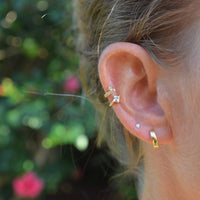 ear cuff o pendiente falso para llevar en el hélix sin agujero tipo piercing confeccionado en plata de ley con baño de oro 18 kilates y circonitas