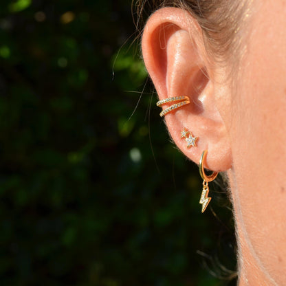 ear cuff de doble aro confeccionado en plata de ley 925 con baño de oro 18 kilates y circonitas para llevar como un pendiente falso tipo piercing en el cartílago sin agujero