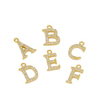 colgante o charm de letra inicial para personalizar collares y pulseras que está confeccionado en plata de ley con baño de oro 18 kilates y circonitas. Gold plated sterling silver zircon letter pendant.
