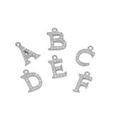 colgante o charm de letra inicial para personalizar collares y pulseras que está confeccionado en plata de ley 925 rodiada y circonitas. Sterling silver zircon letter pendant.
