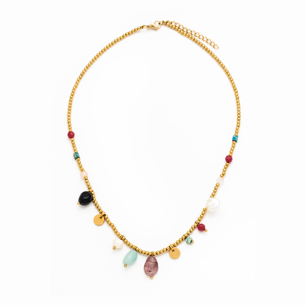 COLLAR waterproof o resistente al agua confeccionada en acero con baño de oro 18 kilates. Tiene abalorios de colores imitando piedra natural y perla cultivada. 