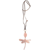 collar largo de resina con forma de libélula en color rosa nude