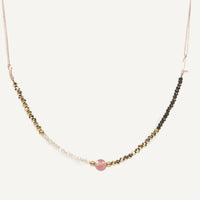 Collar de abalorios boho para combinar con gargantillas de plata de ley y baño de oro 18 kilates. Boho beaded necklace with natural stone.