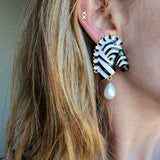 pendientes grandes de fiesta en forma de cebra blanco y negro con perla. big zebra earrings with pearl pendant.