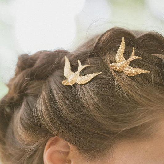 horquilla dorada de golondrina para adornar un peinado de invitada a boda