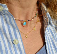 gargantilla o collar personalizado con inicial para regalar confeccionado con minerales multicolor.  customize your natural stone necklace for a gift with letters.