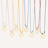 Collar ajustable de hilo macramé multicolor y medalla de estrella dorada. Thread color necklace with gold star  medal