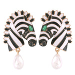pendientes grandes de fiesta para invitada en forma de cebra blanco y negro con perla. los lleva amelia bono. big zebra earrings with pearl pendant.