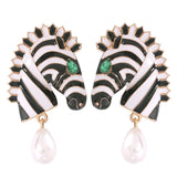 pendientes grandes de fiesta en forma de cebra blanco y negro con perla. big zebra earrings with pearl pendant.